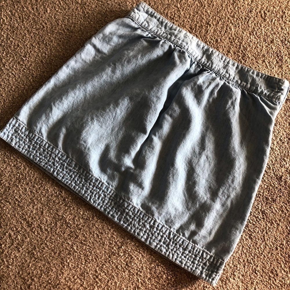 Loft Light wash chambray cotton/linen blend pencil skirt in size 4
